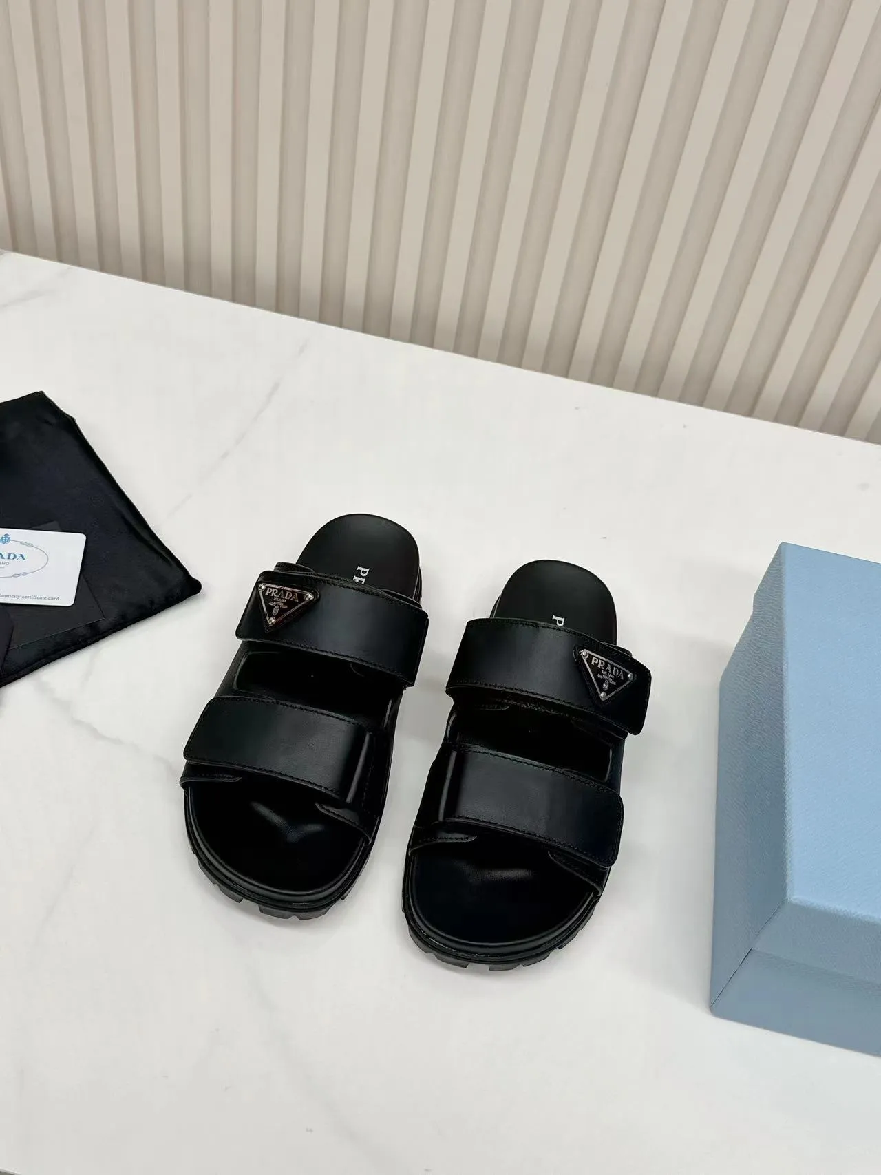 👟👟Ex-factory price 460👟👟 Prada2025’s latest Prada slippers, the slippers reveal a feminine atmosphere in a minimalist design. Triangular logo embellishment is eye-catching. Upper calfskin metal triangle logo 2 cm rubber sole Concave sole pattern Rubber sole Size 35---41
